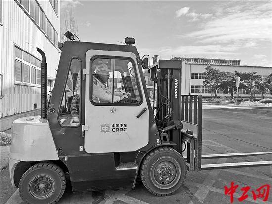 絕技絕活｜開(kāi)著叉車“穿針引線”:叉車